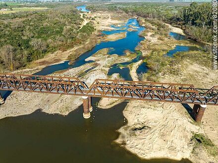 Vista aérea del puente ferroviario reciclado sobre el río Santa Lucía, límite departamental entre Canelones y Florida. Sequía de 2023 - Departamento de Florida - URUGUAY. Foto No. 82080