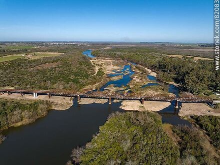 Vista aérea del puente ferroviario reciclado sobre el río Santa Lucía, límite departamental entre Canelones y Florida. Sequía de 2023 - Departamento de Florida - URUGUAY. Foto No. 82083