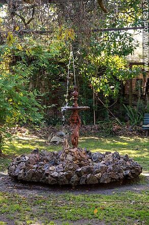 Fountain at Quinta Capurro - Department of Canelones - URUGUAY. Photo #82127