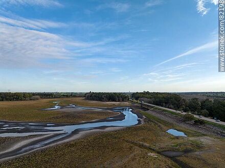 Vista aérea del reducido cauce del río Santa Lucía debido a la sequía del año 2023 - Departamento de Florida - URUGUAY. Foto No. 82198