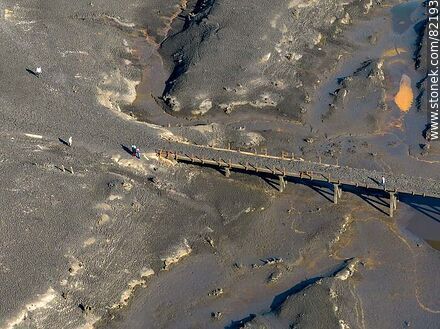 Vista aérea de un antiguo puente que quedó sumergido cuando se creó el embalse de Paso Severino y ahora a la vista por la sequía - Departamento de Florida - URUGUAY. Foto No. 82193