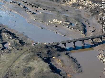 Vista aérea de un antiguo puente que quedó sumergido cuando se creó el embalse de Paso Severino y ahora a la vista por la sequía - Departamento de Florida - URUGUAY. Foto No. 82184