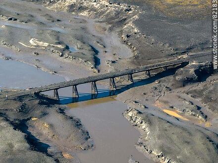 Vista aérea de un antiguo puente que quedó sumergido cuando se creó el embalse de Paso Severino y ahora a la vista por la sequía - Departamento de Florida - URUGUAY. Foto No. 82183