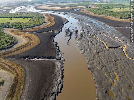Vista aérea del reducido cauce del río Santa Lucía Chico debido a la sequía del año 2023 - Departamento de Florida - URUGUAY. Foto No. 82173