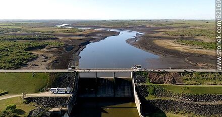 Vista aérea de la represa de Paso Severino durante la sequía de 2023 - Departamento de Florida - URUGUAY. Foto No. 82169