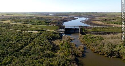 Vista aérea del río Santa Lucía aguas abajo de la represa de Paso Severino. 2023 - Departamento de Florida - URUGUAY. Foto No. 82168