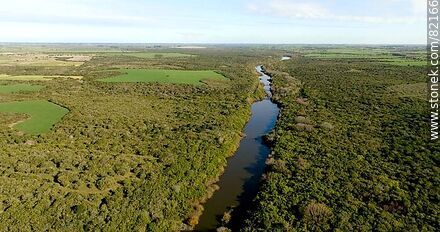 Vista aérea del río Santa Lucía aguas abajo de la represa de Paso Severino. 2023 - Departamento de Florida - URUGUAY. Foto No. 82166