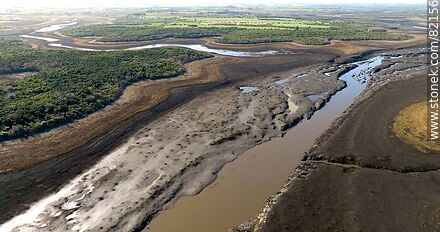 Vista aérea del reducido cauce del río Santa Lucía debido a la sequía del año 2023 - Departamento de Florida - URUGUAY. Foto No. 82156
