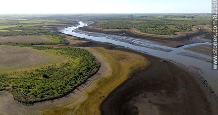 Vista aérea del reducido cauce del río Santa Lucía debido a la sequía del año 2023 - Departamento de Florida - URUGUAY. Foto No. 82150