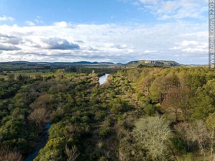 Vista aérea del río Santa Lucía  y elevaciones próximas al camping Arequita - Departamento de Lavalleja - URUGUAY. Foto No. 82203