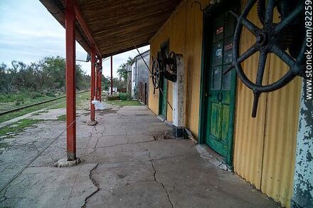 Estación de trenes Ing. Andreoni. Andén de la estación - Departamento de Lavalleja - URUGUAY. Foto No. 82259