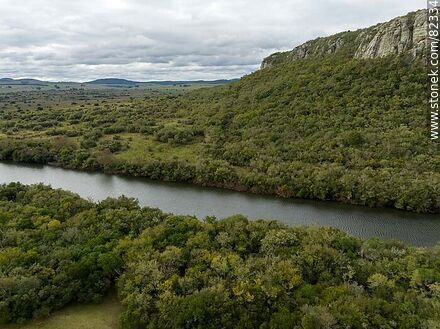 Vista aérea del río Santa Lucía, laguna y cerro de los Cuervos - Departamento de Lavalleja - URUGUAY. Foto No. 82334