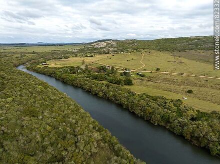 Vista aérea del río Santa Lucía, laguna y cerro de los Cuervos - Departamento de Lavalleja - URUGUAY. Foto No. 82332