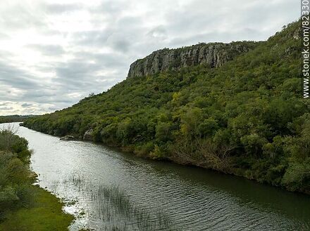Vista aérea del río Santa Lucía, laguna y cerro de los Cuervos - Departamento de Lavalleja - URUGUAY. Foto No. 82330
