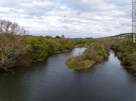 Vista aérea del río Santa Lucía, laguna y cerro de los Cuervos - Departamento de Lavalleja - URUGUAY. Foto No. 82328