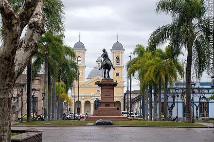 Plaza Libertad. Monumento a Lavalleja. Catedral de Minas - Departamento de Lavalleja - URUGUAY. Foto No. 82356