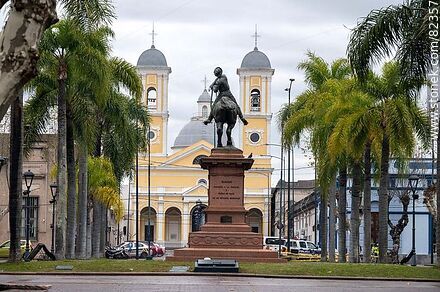 Plaza Libertad. Monumento a Lavalleja. Catedral de Minas - Departamento de Lavalleja - URUGUAY. Foto No. 82357