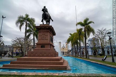 Plaza Libertad. Monumento a Lavalleja - Departamento de Lavalleja - URUGUAY. Foto No. 82359