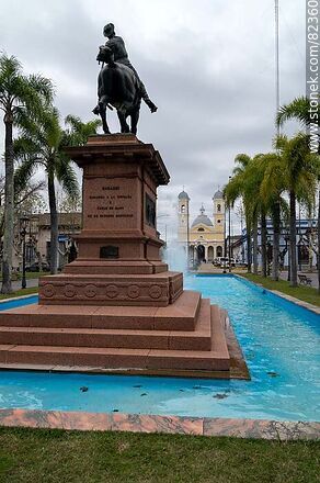 Plaza Libertad. Monumento a Lavalleja - Departamento de Lavalleja - URUGUAY. Foto No. 82360