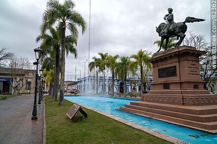 Plaza Libertad. Monumento a Lavalleja - Departamento de Lavalleja - URUGUAY. Foto No. 82362