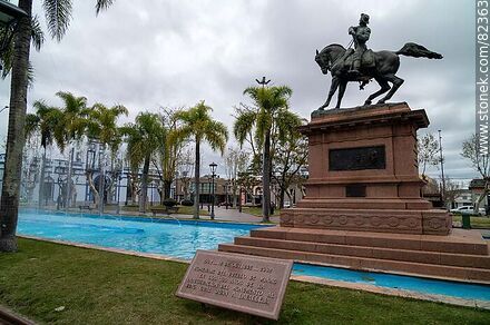 Plaza Libertad. Monumento a Lavalleja - Departamento de Lavalleja - URUGUAY. Foto No. 82363