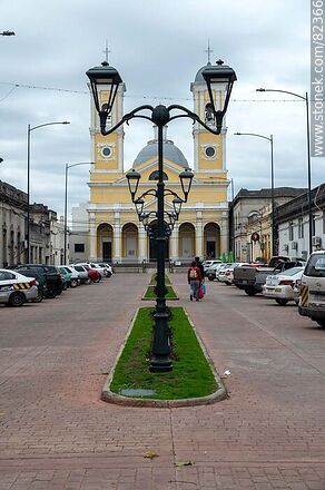 Bulevar de acceso a la catedral - Departamento de Lavalleja - URUGUAY. Foto No. 82366