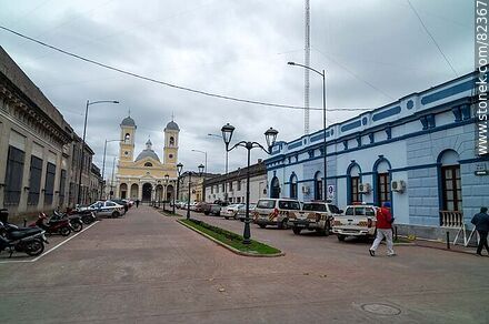 Bulevar de acceso a la catedral. Policía de Lavalleja - Departamento de Lavalleja - URUGUAY. Foto No. 82367