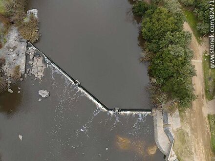 Vista aérea del dique en el río Santa Lucía - Departamento de Florida - URUGUAY. Foto No. 82471