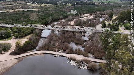 Vista aérea del puente de acceso a la ciudad de Florida sobre el río Santa Lucía Chico - Departamento de Florida - URUGUAY. Foto No. 82467
