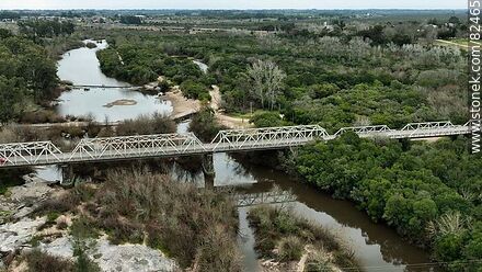 Vista aérea del puente de acceso a la ciudad de Florida sobre el río Santa Lucía Chico - Departamento de Florida - URUGUAY. Foto No. 82465