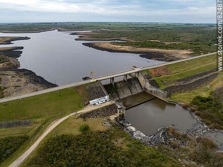 Aerial view of the reservoir with the gates closed - Department of Florida - URUGUAY. Photo #82487
