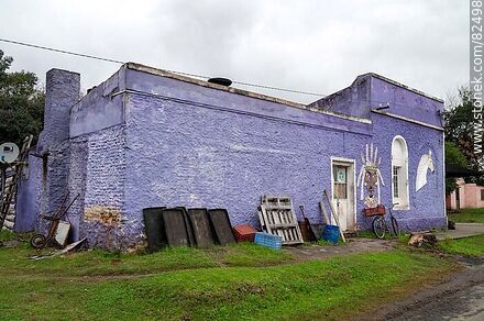 Lilac painted house adorned with a horse and an Indian - Tacuarembo - URUGUAY. Photo #82498