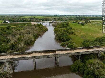 Vista aérea del antiguo puente en la ruta 5 vieja sobre el arroyo Malo - Departamento de Tacuarembó - URUGUAY. Foto No. 82507