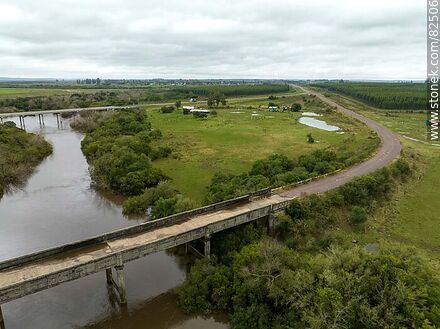 Vista aérea del antiguo puente en la ruta 5 vieja sobre el arroyo Malo - Departamento de Tacuarembó - URUGUAY. Foto No. 82506
