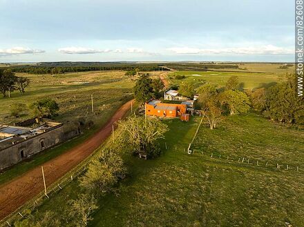 Vista aérea del camino Farruco, la capilla y la escuela - Departamento de Durazno - URUGUAY. Foto No. 82608