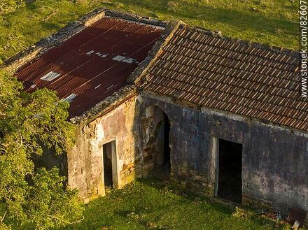 Vista aérea de una casa abandonada - Departamento de Durazno - URUGUAY. Foto No. 82607
