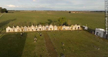 Vista aérea del cementerio de Capilla de Farruco - Departamento de Durazno - URUGUAY. Foto No. 82552