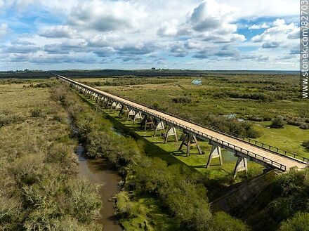 Vista aérea del puente más largo del Uruguay en el nuevo trazado de la ruta 6, sobre el río Negro, límite departamental entre Durazno y Tacuarembó. Mirando a Durazno - Departamento de Durazno - URUGUAY. Foto No. 82703