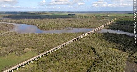 Vista aérea del puente más largo del Uruguay (Km. 329) en el nuevo trazado de la ruta 6, sobre el río Negro, límite departamental entre Durazno y Tacuarembó. Mirando a Durazno - Departamento de Durazno - URUGUAY. Foto No. 82700