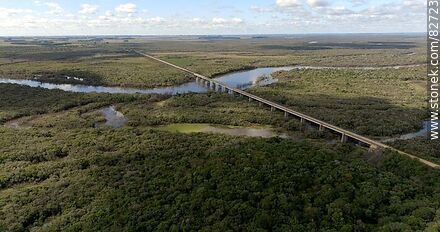 Vista aérea del puente más largo del Uruguay en el nuevo trazado de la ruta 6, sobre el río Negro, límite departamental entre Durazno y Tacuarembó, mirando a Tacuarembó - Departamento de Tacuarembó - URUGUAY. Foto No. 82723