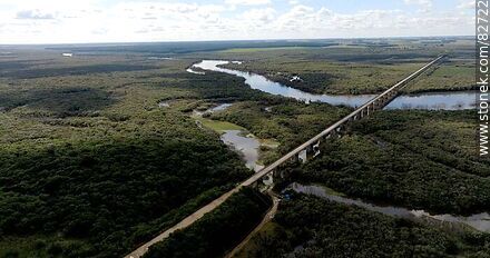 Vista aérea del puente más largo del Uruguay (Km. 329) en el nuevo trazado de la ruta 6, sobre el río Negro, límite departamental entre Durazno y Tacuarembó, mirando a Tacuarembó - Departamento de Tacuarembó - URUGUAY. Foto No. 82722