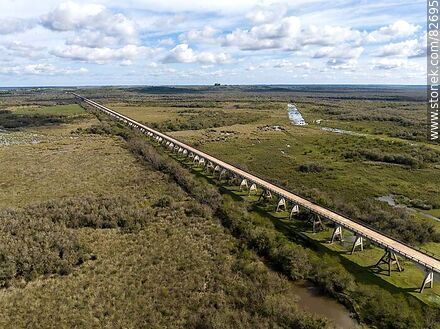 Vista aérea del puente más largo del Uruguay en el nuevo trazado de la ruta 6, sobre el río Negro, límite departamental entre Durazno y Tacuarembó. Mirando a Durazno - Durazno - URUGUAY. Photo #82695