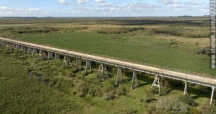 Vista aérea del puente más largo del Uruguay en el nuevo trazado de la ruta 6, sobre el río Negro, límite departamental entre Durazno y Tacuarembó, mirando a Tacuarembó - Departamento de Tacuarembó - URUGUAY. Foto No. 82721