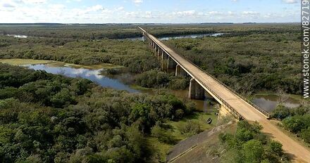 Vista aérea del puente más largo del Uruguay en el nuevo trazado de la ruta 6, sobre el río Negro, límite departamental entre Durazno y Tacuarembó miranddo a  Tacuarembó - Departamento de Tacuarembó - URUGUAY. Foto No. 82719