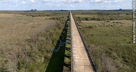 Vista aérea del puente más largo del Uruguay en el nuevo trazado de la ruta 6, sobre el río Negro, límite departamental entre Durazno y Tacuarembó. Mirando a Durazno - Durazno - URUGUAY. Photo #82693