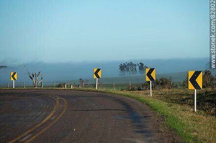 Signs of upcoming curve on the road -  - URUGUAY. Photo #82802
