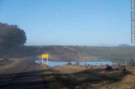 Laguna sobre la ruta entre la neblina -  - URUGUAY. Foto No. 82860
