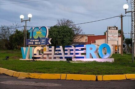 Letrero de Vichadero iluminado al anochecer - Departamento de Rivera - URUGUAY. Foto No. 82855