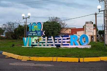Letrero de Vichadero iluminado al anochecer - Departamento de Rivera - URUGUAY. Foto No. 82854