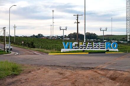Letrero de Vichadero a la entrada por el sur de la ciudad - Departamento de Rivera - URUGUAY. Foto No. 82847